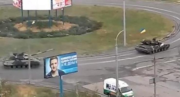По Мариуполю проехали украинские танки (видео)