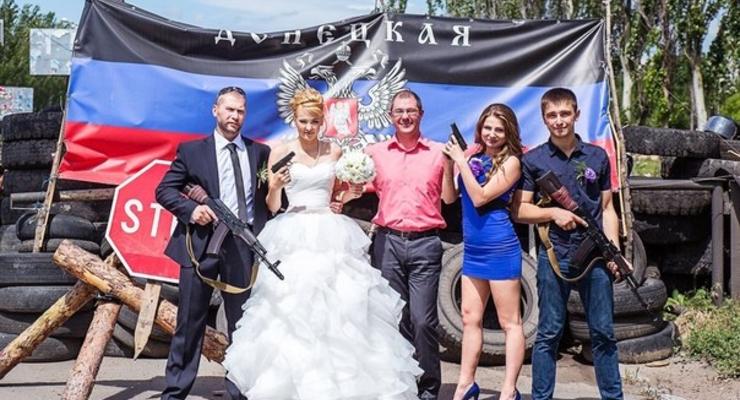 Свадьба во время войны: молодожены в Горловке позируют на блокпостах ДНР