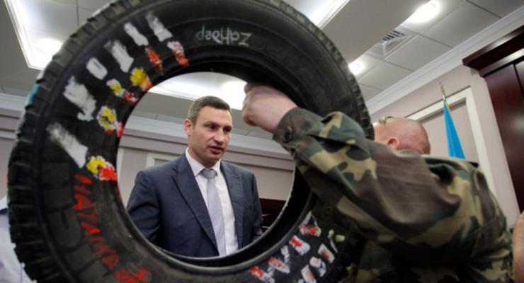 Майдановцы на сессии Киевсовета подарили Кличко шину