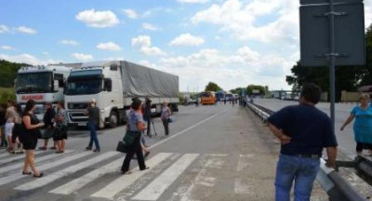 Возле Черновцов матери участников АТО перекрыли автотрассу
