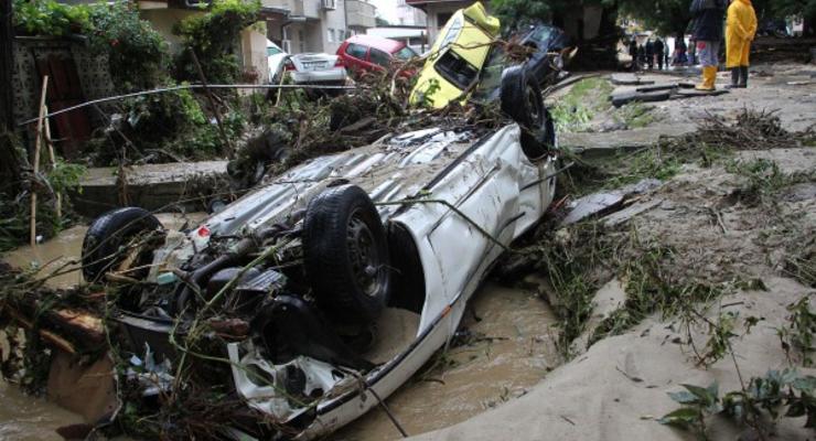 Страшное наводнение в Болгарии: люди и машины тонут в грязи (фото)