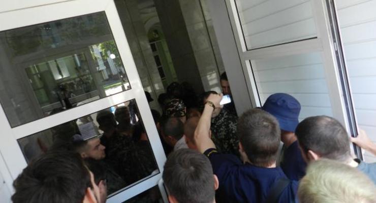 Люди в камуфляже блокировали ОГА в Днепропетровске - как это было