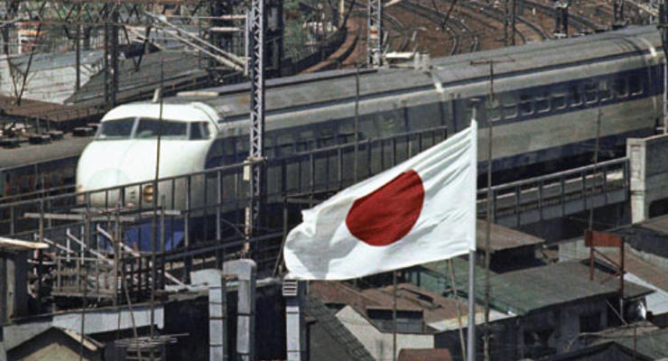 В Японии из-за оползня сошел с рельсов поезд