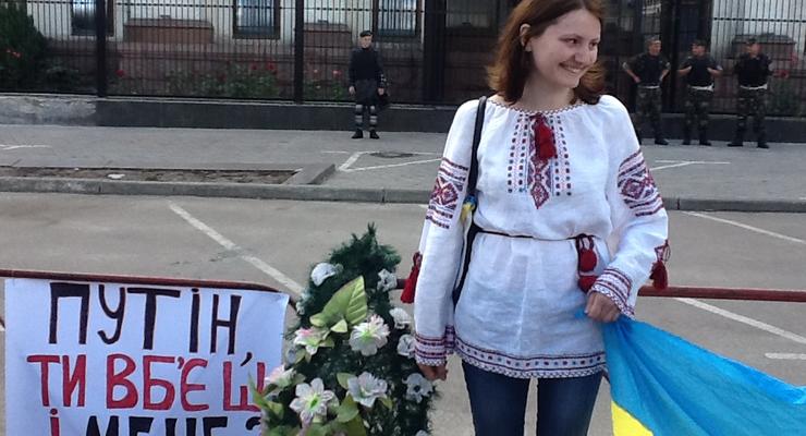 Под посольство России в Киеве принесли похоронные венки (фото)