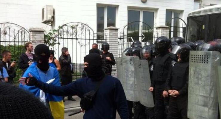 Около 50 человек пикетируют российское посольство в Киеве