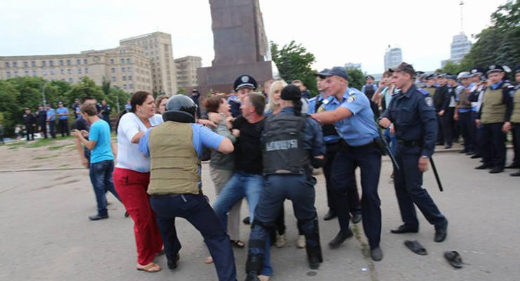 Митинги в Харькове: драка, разгон активистов и разбитые головы (фото, видео)