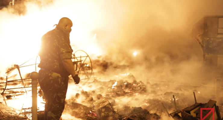 В Киеве на Майдане ночью горела баррикада (фото, видео)