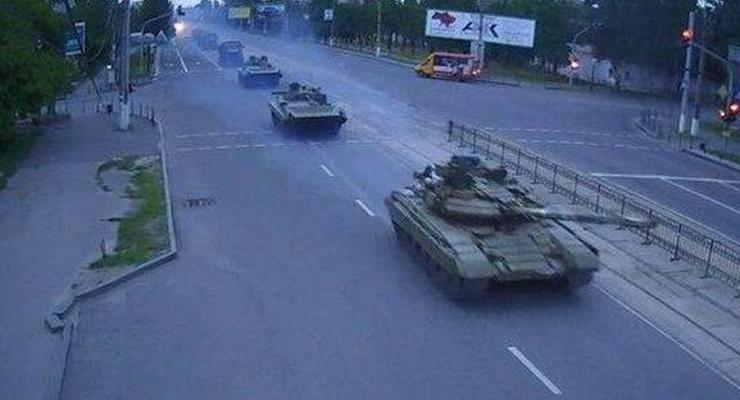 По Луганску прошла колонна боевой техники без опознавательных знаков - СМИ