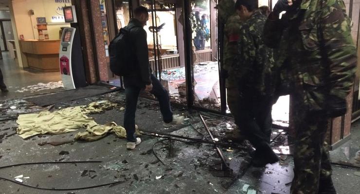 В Киеве Правый сектор штурмовал отель Турист. Разбили окна и двери (фото)