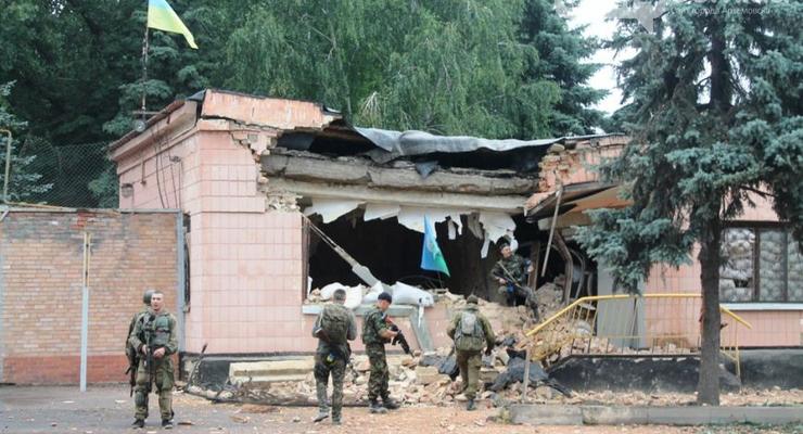 Последствия штурма танковой базы в Артемовске: флаг Украины над руинами