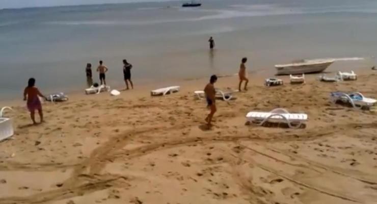 На одесский пляж обрушилось "цунами" и смыло 15 отдыхающих