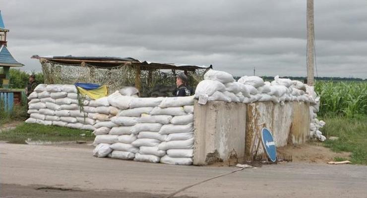 В Харьковской области укрепляют блокпосты и перекрывают мосты (фото)