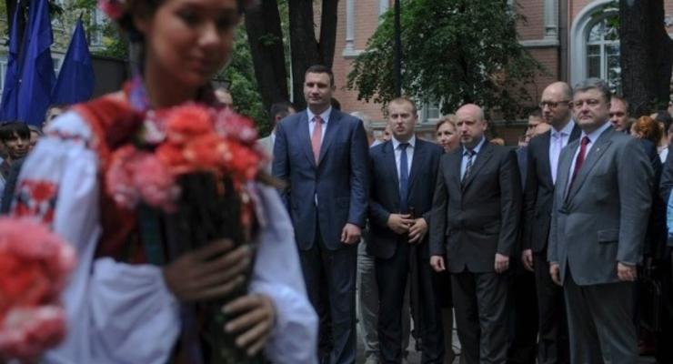 Порошенко, Яценюк и Турчинов возложили цветы к памятнику Пилипу Орлику (фото)