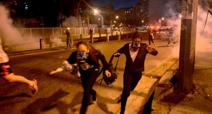 В Бразилии полиция вновь применила слезоточивый газ для разгона демонстрантов