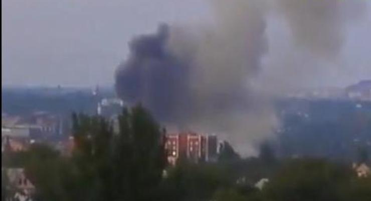 В сети появилось видео пожара в воинской части Донецка