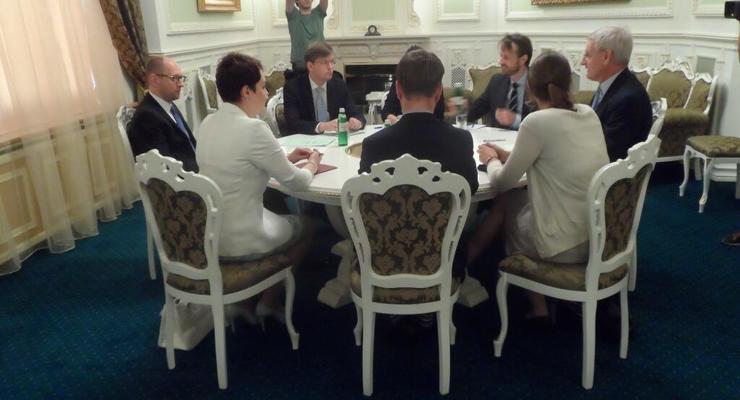 Бильдт сообщил об успешных переговорах с Яценюком