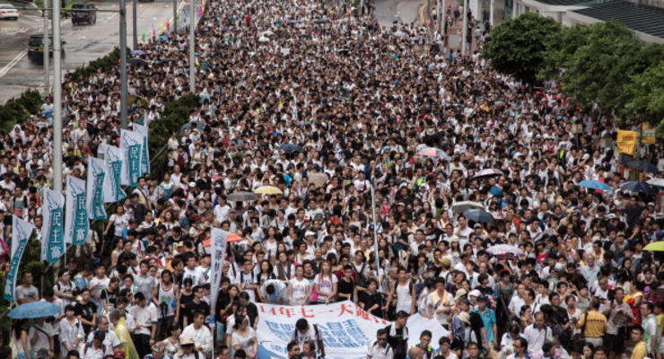 Полмиллиона китайцев вышло на марш оппозиции в Гонконге
