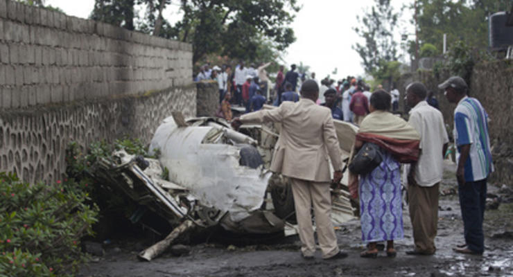 В Кении грузовой самолет упал на здание