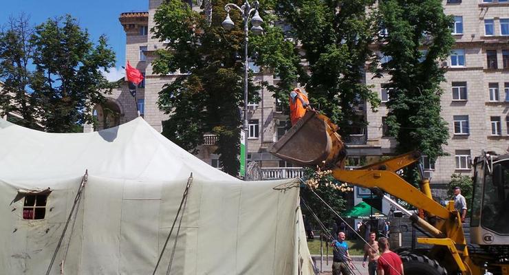 На Майдане убрали последнюю палатку (фото)