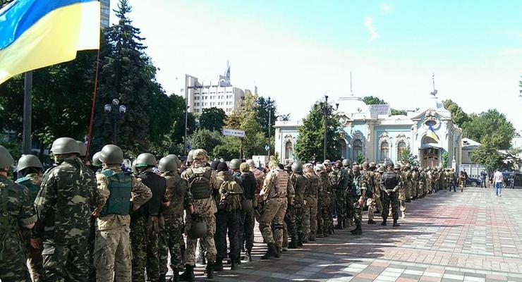 Батальоны Донбасс и Киев-1 взяли в кольцо ВР из-за угрозы теракта (фото)