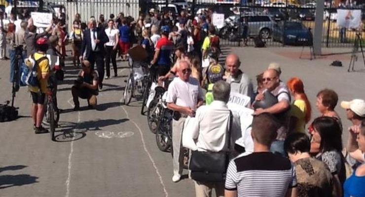 Заседание КГГА пикетируют велосипедисты