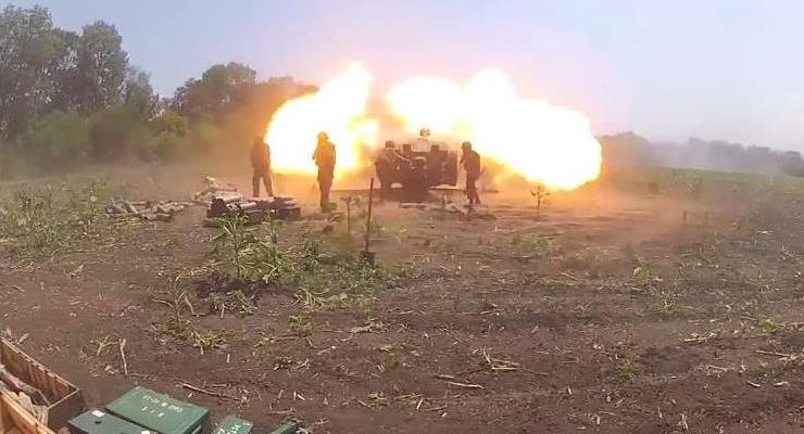Военные показали, как ведет огонь артиллерия под Славянском (видео)
