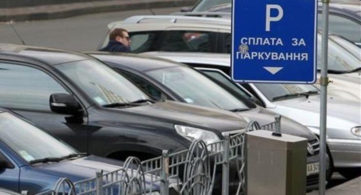 В Киеве псевдопарковщики вымогают деньги и разбивают машины