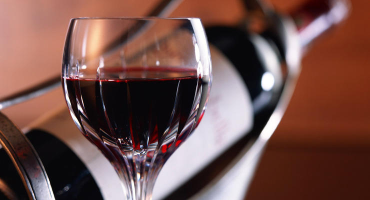 Во Франции хотят запретить работникам пить вино в обеденное время