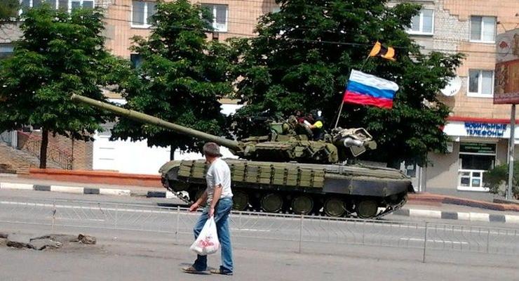 По Краснодону проехала колонна танков под флагом России (видео)
