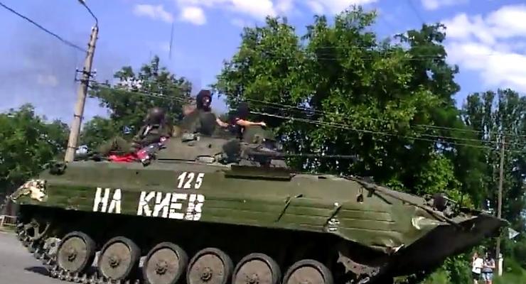 Террористы на БМП с надписями «на Киев» бегут в Донецк (видео)