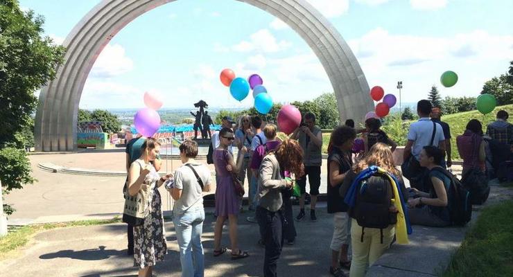 В Киеве прошел флешмоб ЛГБТ-сообщества