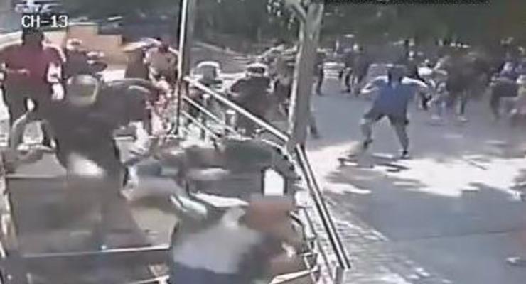Опубликовано видео нападения на редакцию "Вестей"