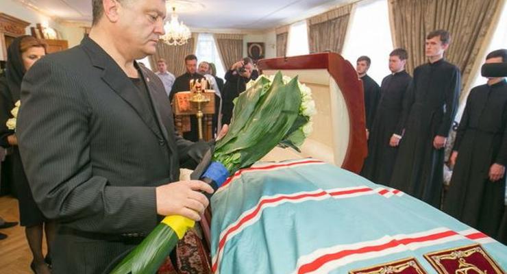 Прощание с Владимиром: Люди несут ромашки, а монахини молятся на коленях (фото)