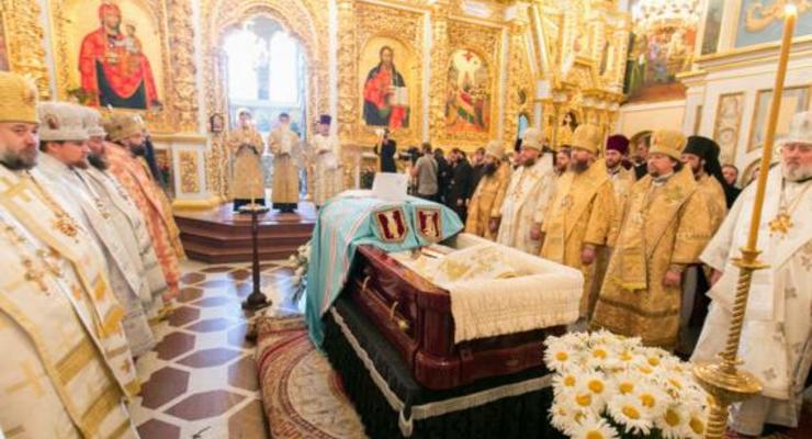 Тысячи людей прощаются в Лавре с митрополитом Владимиром