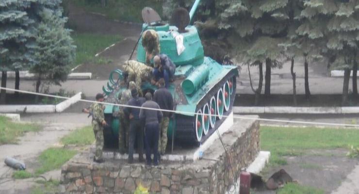 Вооруженные люди в Антраците сняли с постамента танк