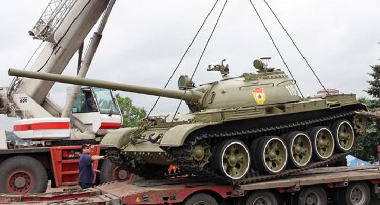 Боевики вывезли танк из музея войны в Донецке