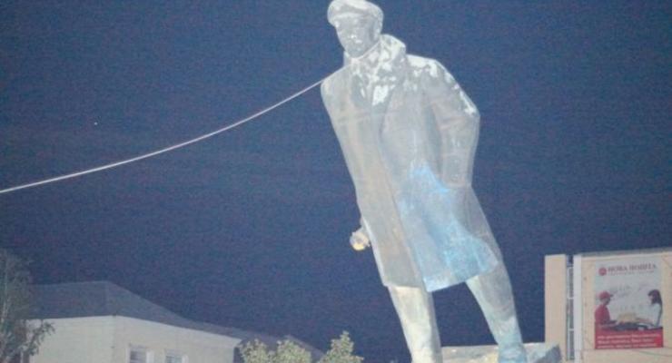 В Херсонской области повалили памятник Ленину (видео)