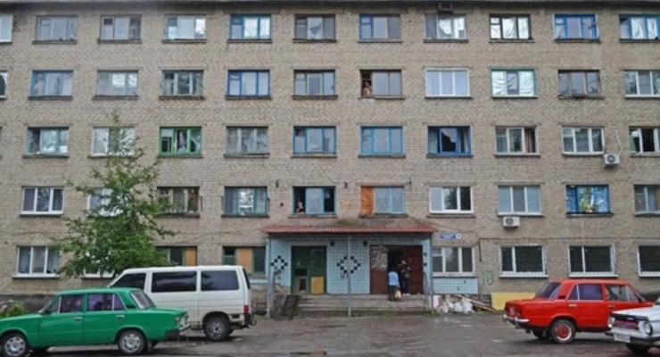 Луганск под обстрелом: в городе отключают свет, бьют по заводам и домам