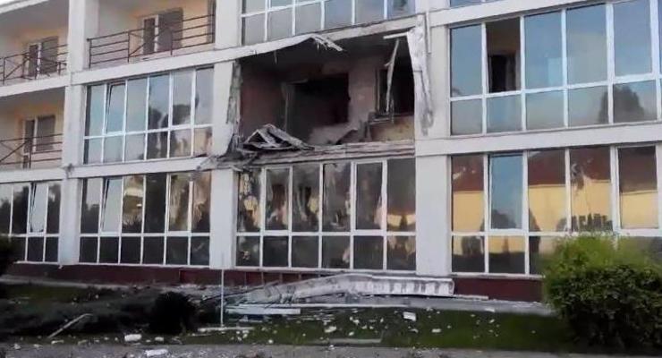 В Северодонецке снаряды попали в жилой дом и гостиницу (видео)