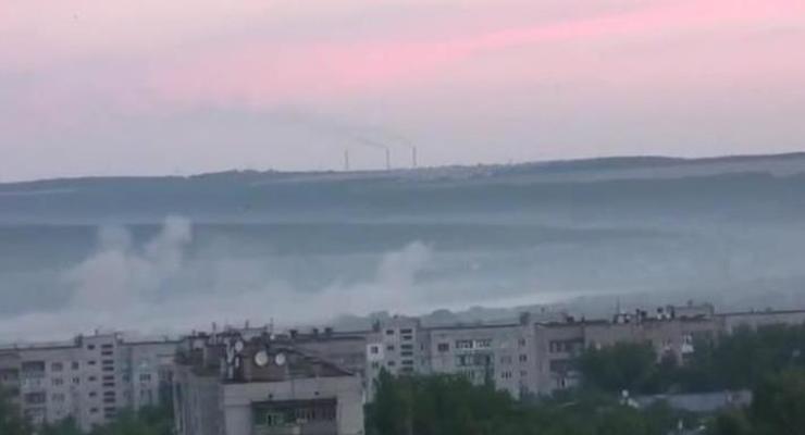 Жилые кварталы Луганска попали под обстрел (видео)