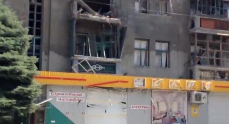 В Луганске снаряд попал в жилой дом