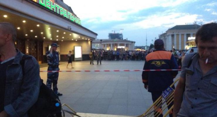 На киевском вокзале ищут бомбу
