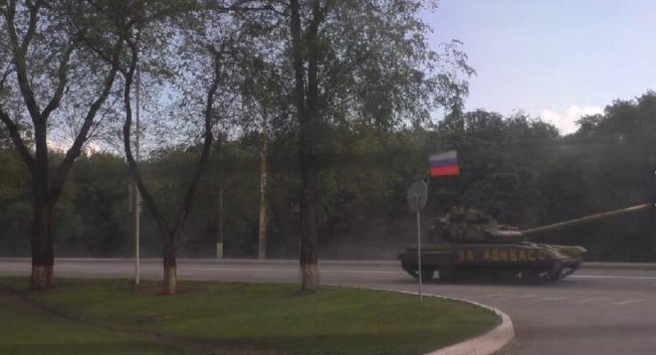 Появилось видео танков под флагами РФ в Луганске