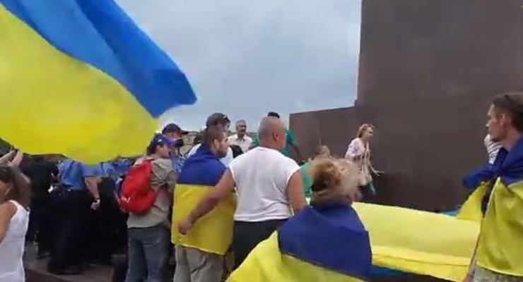 В Харькове возникла стычка между активистами Майдана и Антимайдана