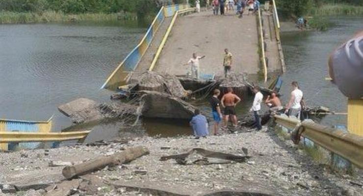 Боевики взорвали желто-синий мост в Донецкой области (фото)