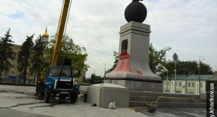 В Харькове осквернили памятник Независимости Украины