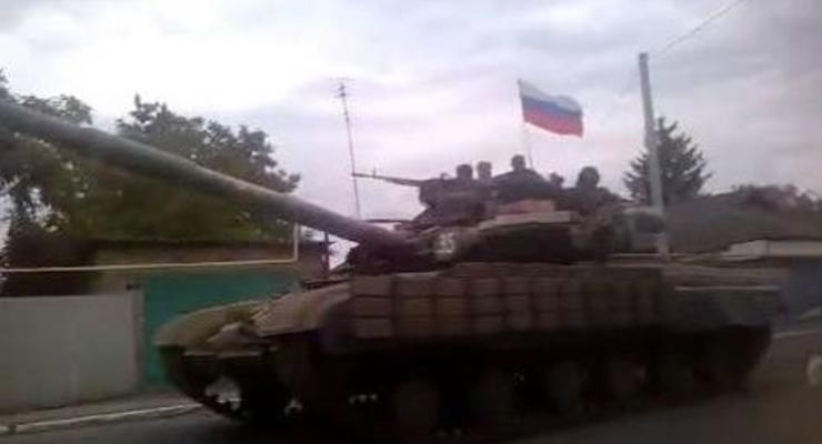 По Енакиево проехала колонна танков под российскими флагами (видео)
