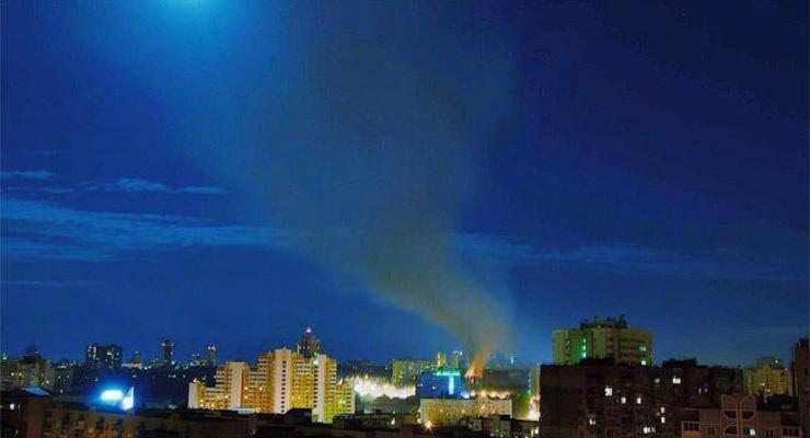 В Киеве почти два часа тушили пожар на радиорынке (фото)