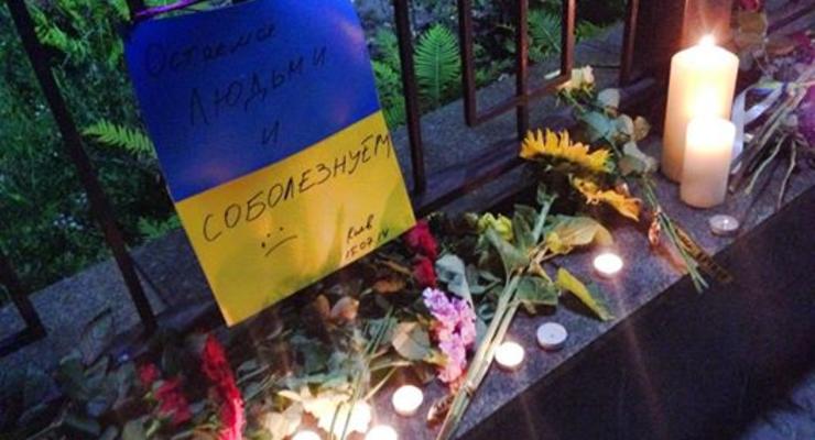 Киев соболезнует Москве: под посольство России принесли цветы (фото)