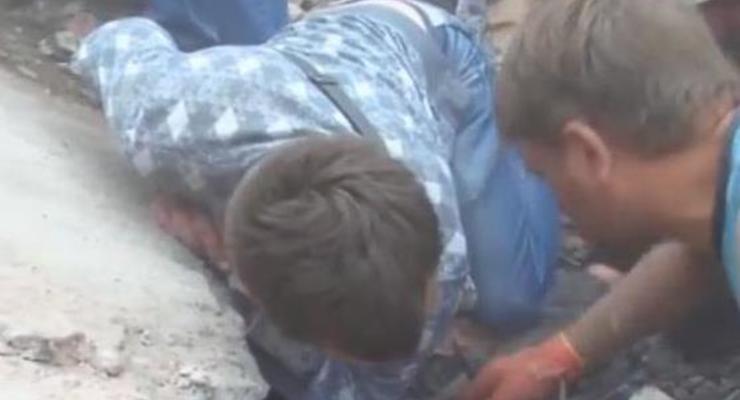 Появилось видео, как в Снежном из-под завалов спасли ребенка